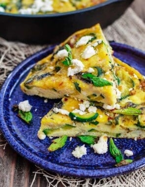 Middle Eastern Zuchini Baked Omelet Recipe | The Mediterranean Dish. A dense, flavor packed version of fritatta recipe. With zucchini, onions, fresh mint and olive oil. The perfect breakfast or brunch. See the step-by-step at The Mediterranean Dish!